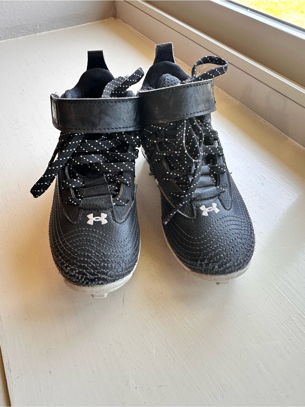 Under Armour Kids Black and White Athletic Cleats with Strap